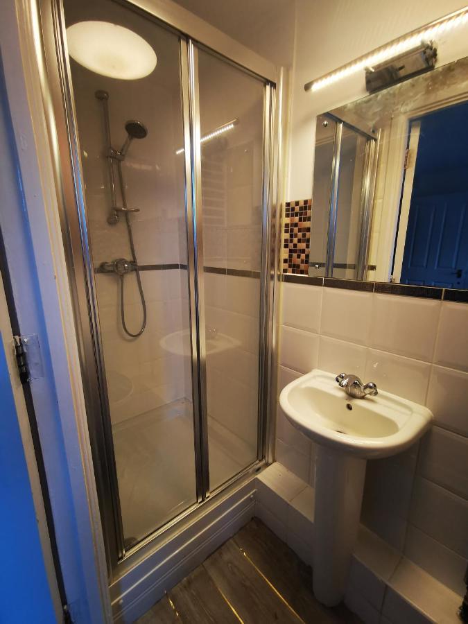 London Central Apartment: 2-Bed Oasis with Rapid Transit Access Exterior photo