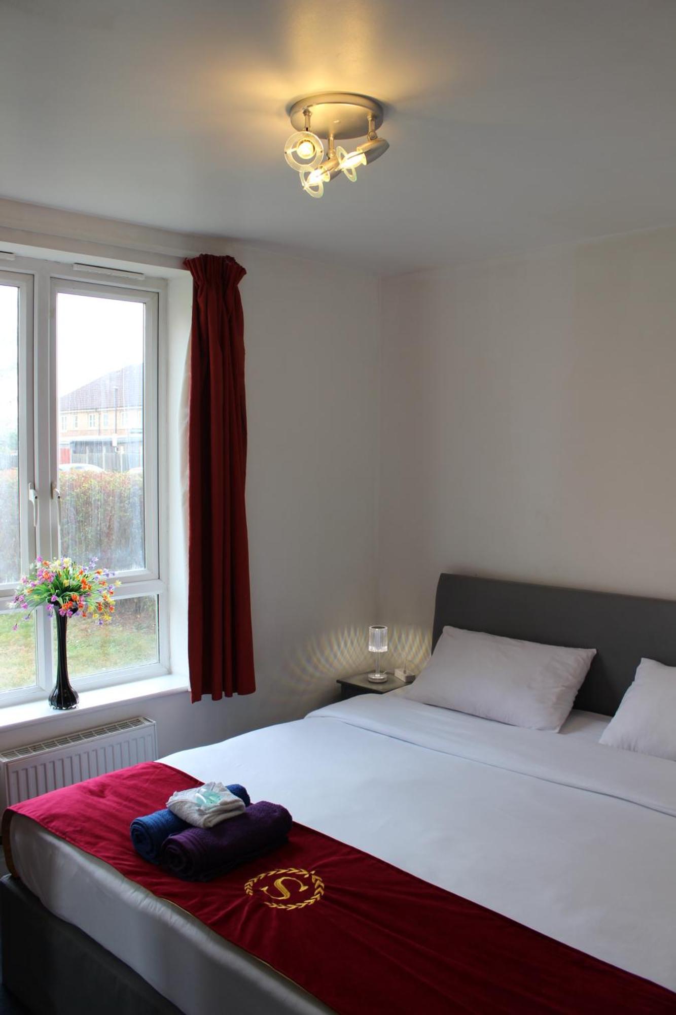 London Central Apartment: 2-Bed Oasis with Rapid Transit Access Exterior photo